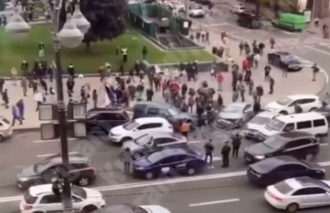 Серьезная авария на Майдане Независимости: водитель влетел в остановку, видео