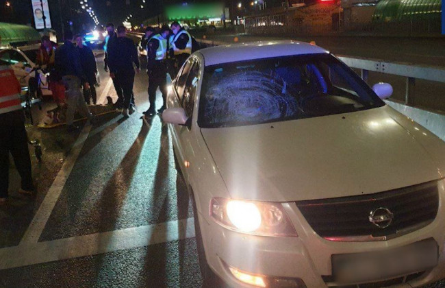 В Киеве автомобиль сбил пешехода, гулявшего по проезжей части: видео