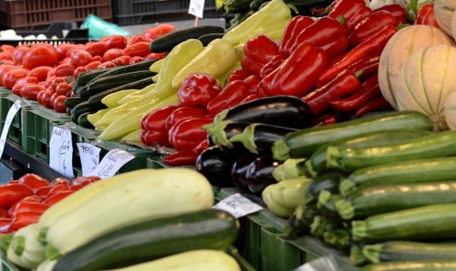 В Киеве снесли стихийный рынок возле метро