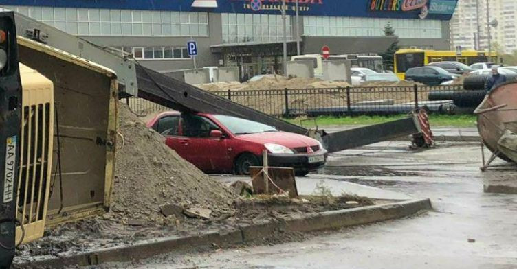 В Киеве строительный кран упал на автомобиль: фото и видео