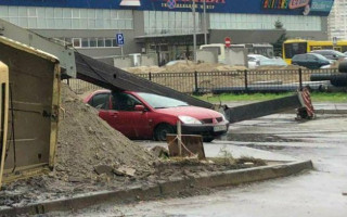 В Киеве строительный кран упал на автомобиль: фото и видео