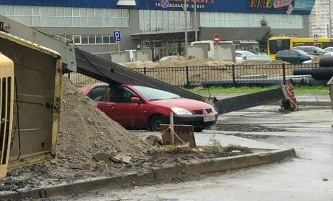 В Киеве строительный кран упал на автомобиль: фото и видео