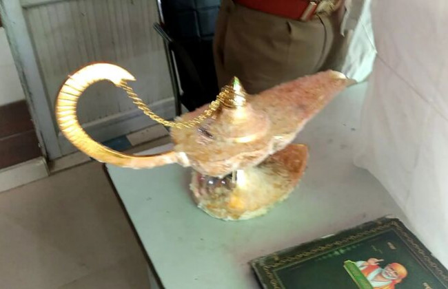 Продавал «волшебную лампу Алладина»: в Индии мошенник переоделся в джина, чтобы заработать $90 000