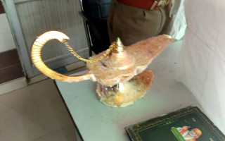 Продавал «волшебную лампу Алладина»: в Индии мошенник переоделся в джина, чтобы заработать $90 000