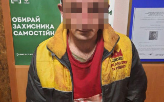В Николаеве пьяный мужчина облил химическим веществом женщину и двоих детей: фото