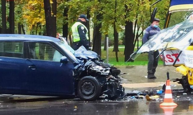 Серьезное ДТП в Киеве: маршрутка врезалась в легковушку, фото