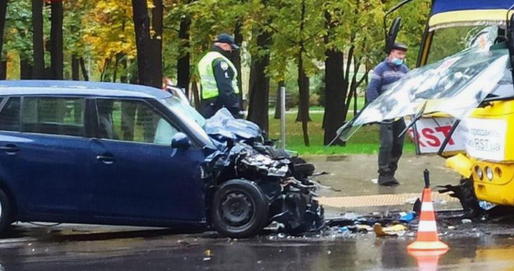 Серьезное ДТП в Киеве: маршрутка врезалась в легковушку, фото