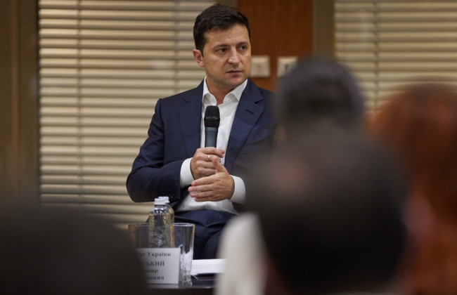 Зеленський на засіданні фракції закликав «слуг народу» не захищати суддів КСУ