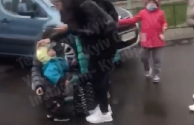 В Киеве водитель разбил женщине с ребенком на руках лицо: видео