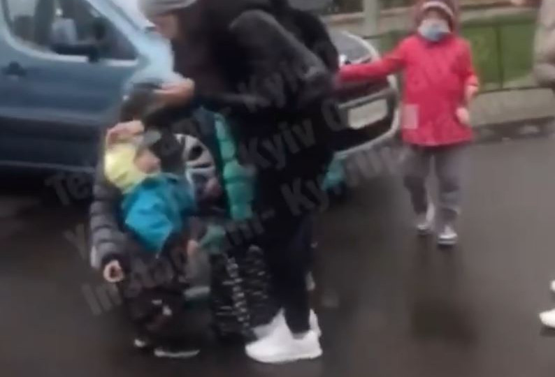 В Киеве водитель разбил женщине с ребенком на руках лицо: видео