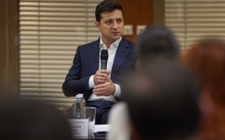 Зеленський на засіданні фракції закликав «слуг народу» не захищати суддів КСУ