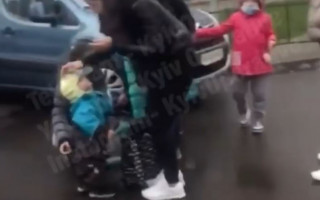 В Киеве водитель разбил женщине с ребенком на руках лицо: видео