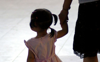 В Киеве водитель автомобиля побил женщину с двумя детьми, видео