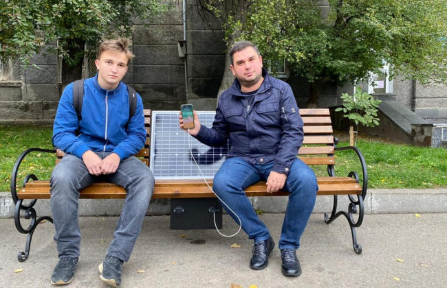 Киевляне теперь могут зарядить свои гаджеты прямо на улице