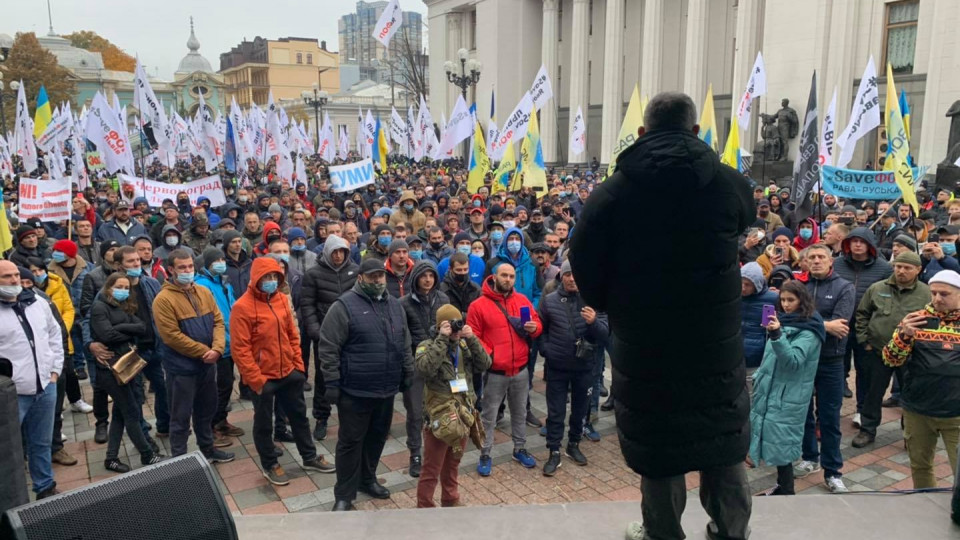 У Києві «євробляхери» заблокували рух в урядовому кварталі: вимагають доступного розмитнення автівок, фото і відео