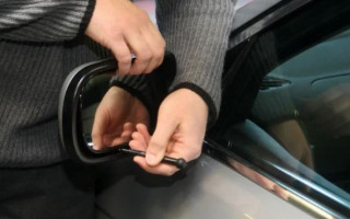 В Киеве действовал охотник за автомобильными зеркалами