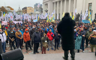 У Києві «євробляхери» заблокували рух в урядовому кварталі: вимагають доступного розмитнення автівок, фото і відео