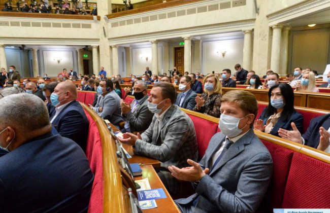 В Раде четыре фракции выступили против закона Зеленского о роспуске КСУ