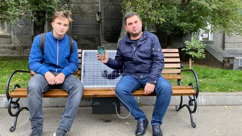 Киевляне теперь могут зарядить свои гаджеты прямо на улице
