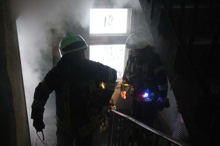 У Києві спалахнула пожежа у багатоповерхівці