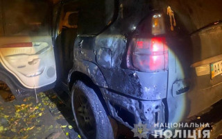 В Киеве ночью сожгли сразу три автомобиля