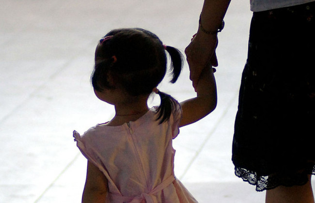 В Киеве водитель автомобиля побил женщину с двумя детьми, видео