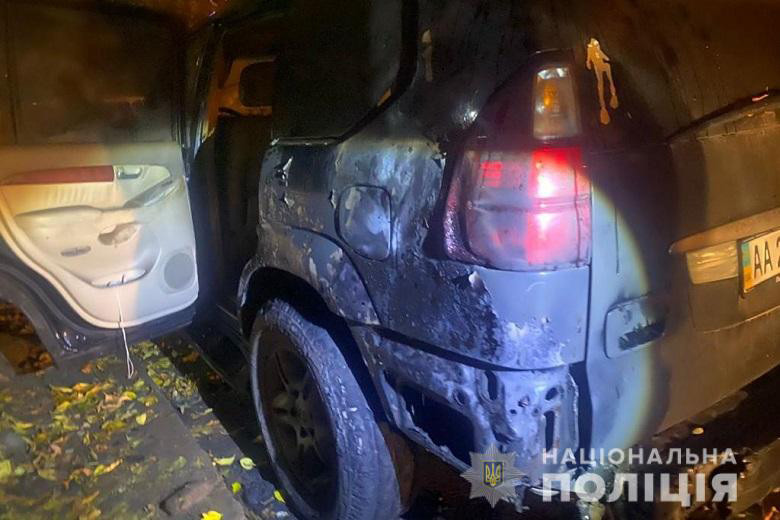 В Киеве ночью сожгли сразу три автомобиля