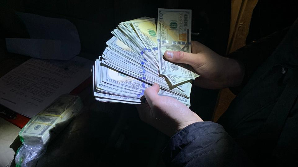 Правоохоронці перекрили канал збуту фальшивих доларів у Києві