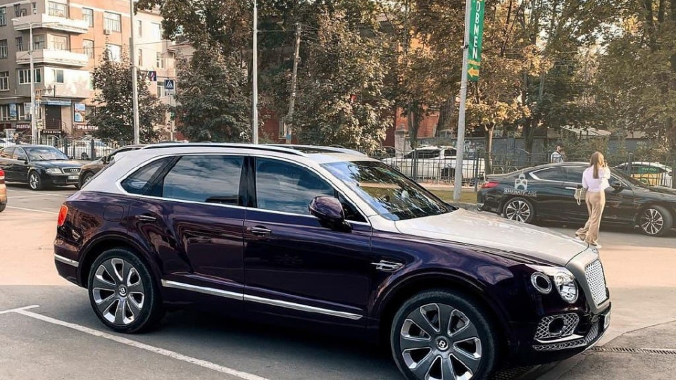 В Харькове заметили эксклюзивный внедорожник Bentley