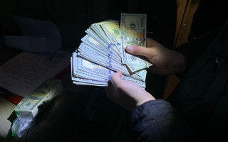Правоохоронці перекрили канал збуту фальшивих доларів у Києві