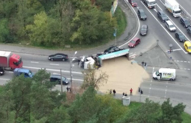 ДТП на Оболони: перевернулся грузовик и усыпал дорогу соей