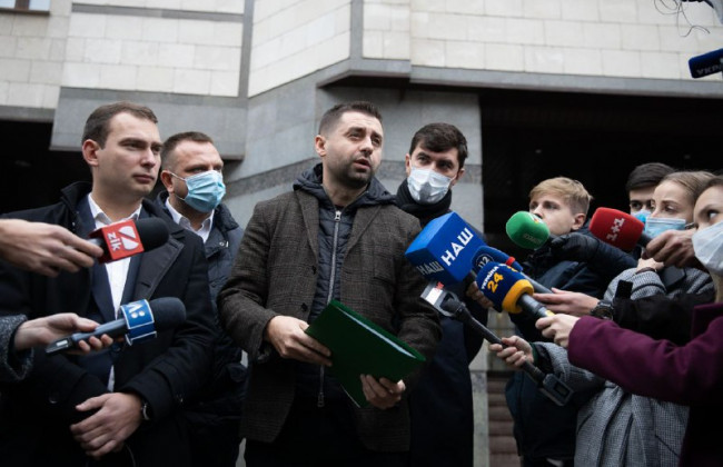 Народні депутати передали до КСУ заяву із закликом до суддів добровільно скласти повноваження