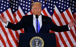 Трамп, который пока уступает Байдену, объявил себя победителем на выборах: видео