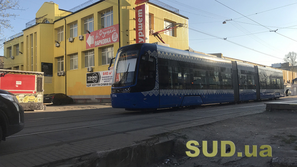 В Киеве «герой парковки» заблокировал движение трамваев: видео
