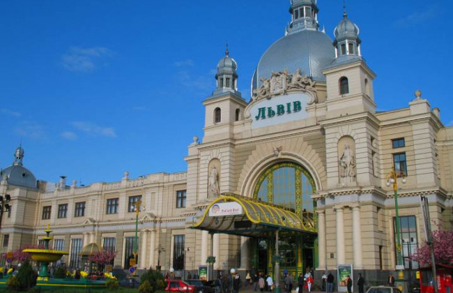 Во Львовской области мужчина на железнодорожном вокзале хотел совершить самоубийство