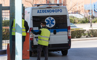 Греция ужесточает карантин: из дома выйти можно только по смс-пропускам