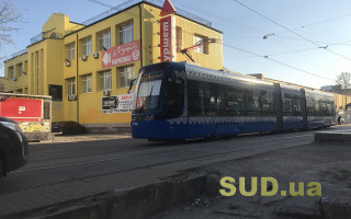 В Киеве «герой парковки» заблокировал движение трамваев: видео