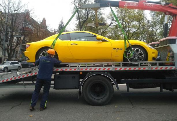 В Днепре эвакуатор забрал элитный желтый Maserati за 40 тысяч долларов