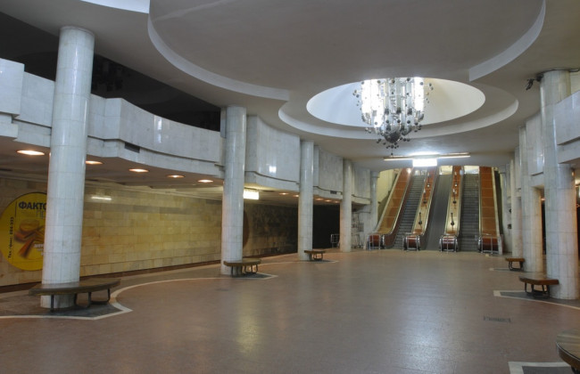 В харьковском метро пассажир прыгнул на рельсы: видео