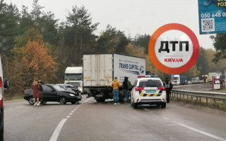 Под Киевом Daewoo влетел в грузовик