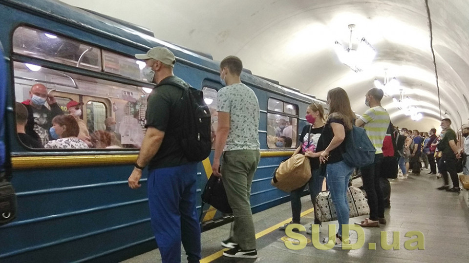 В Киеве в метро задержали агрессивного пассажира без маски: угрожал ножом полицейскому
