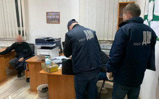 Систематичні хабарі на митному пості «Солотвино»: ДБР викрило посадовців митниці
