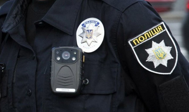 В Одесской области хулиган безжалостно разгромил автомобиль соседей