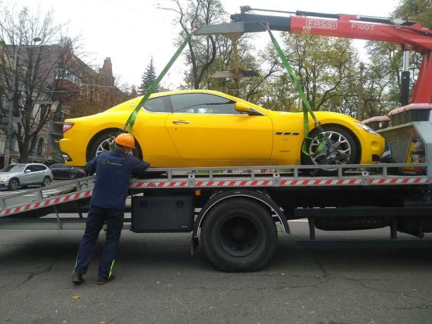 В Днепре эвакуатор забрал элитный желтый Maserati за 40 тысяч долларов