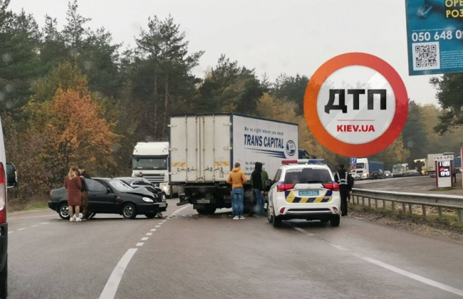 Под Киевом Daewoo влетел в грузовик