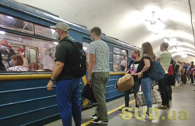 В Киеве в метро задержали агрессивного пассажира без маски: угрожал ножом полицейскому