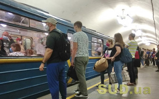 В Киеве в метро задержали агрессивного пассажира без маски: угрожал ножом полицейскому
