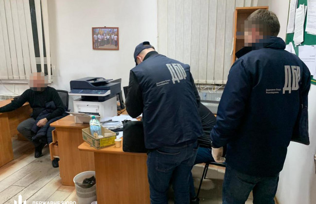 Систематичні хабарі на митному пості «Солотвино»: ДБР викрило посадовців митниці