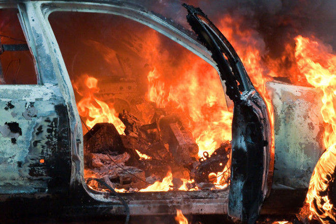 В Киеве выгорел дотла очередной автомобиль, видео