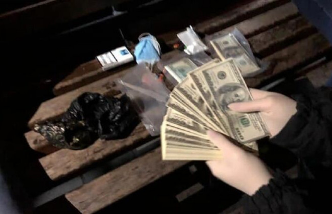 $100 000 за керівну посаду в поліції Рівненщини: затримано копа та його спільника